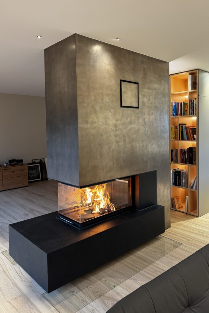 Chiemsee_Oefen_Raumtrenner_Holzofen_Oberpfaffenhofen_Brunner_frei_stehend