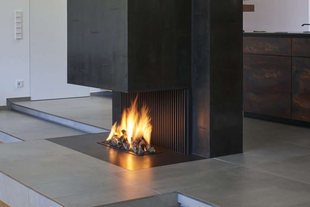 Chiemsee_oefen_oberhaching_gaskamin_bodentief_schwarz