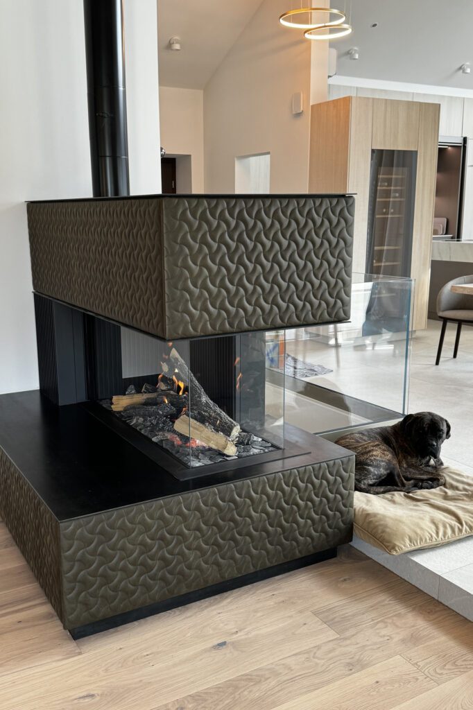 chiemsee_oefen_gasofen_koeln_lederoptik_wohnzimmer